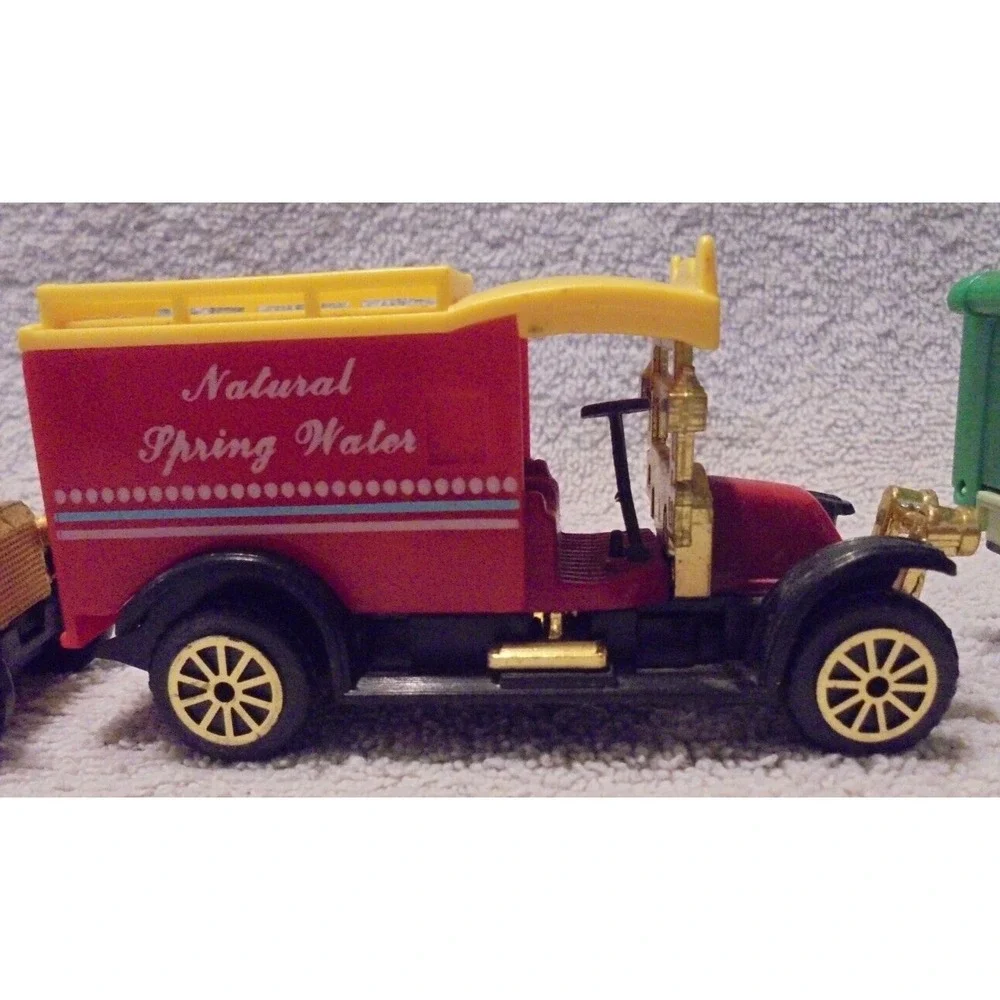 Collectors Set of 4 Classic Trucks 1918, 1912, 1910‎ Tanker Ambulance Delivery